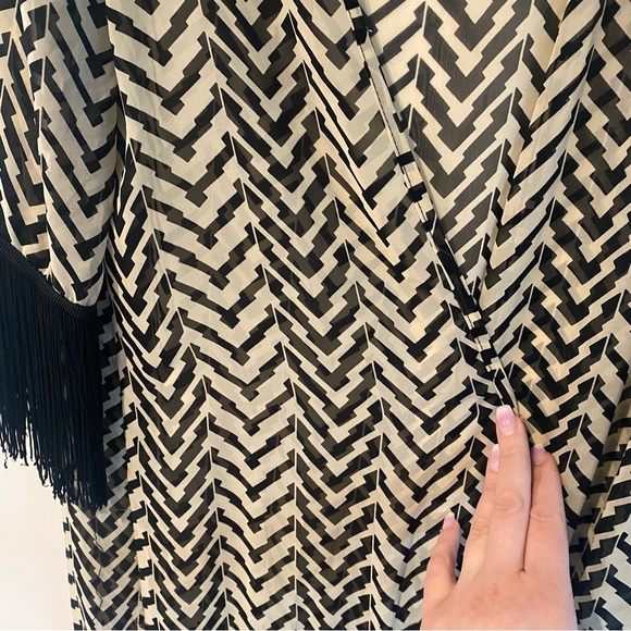 Lulu’s Somewhere My Love Black & Cream Chevron Fringe Kimono - Picture 7 of 7